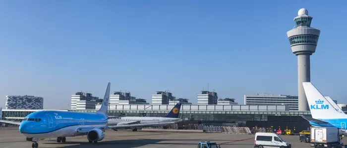 Vliegtuig begint met taxien op het platform van Schiphol
