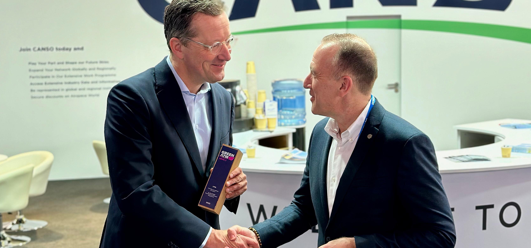 At Airspace World in Geneva, Michiel van Dorst, CEO of Air Traffic Control the Netherlands (LVNL), received a significant acknowledgment for all efforts in the field of sustainability. 