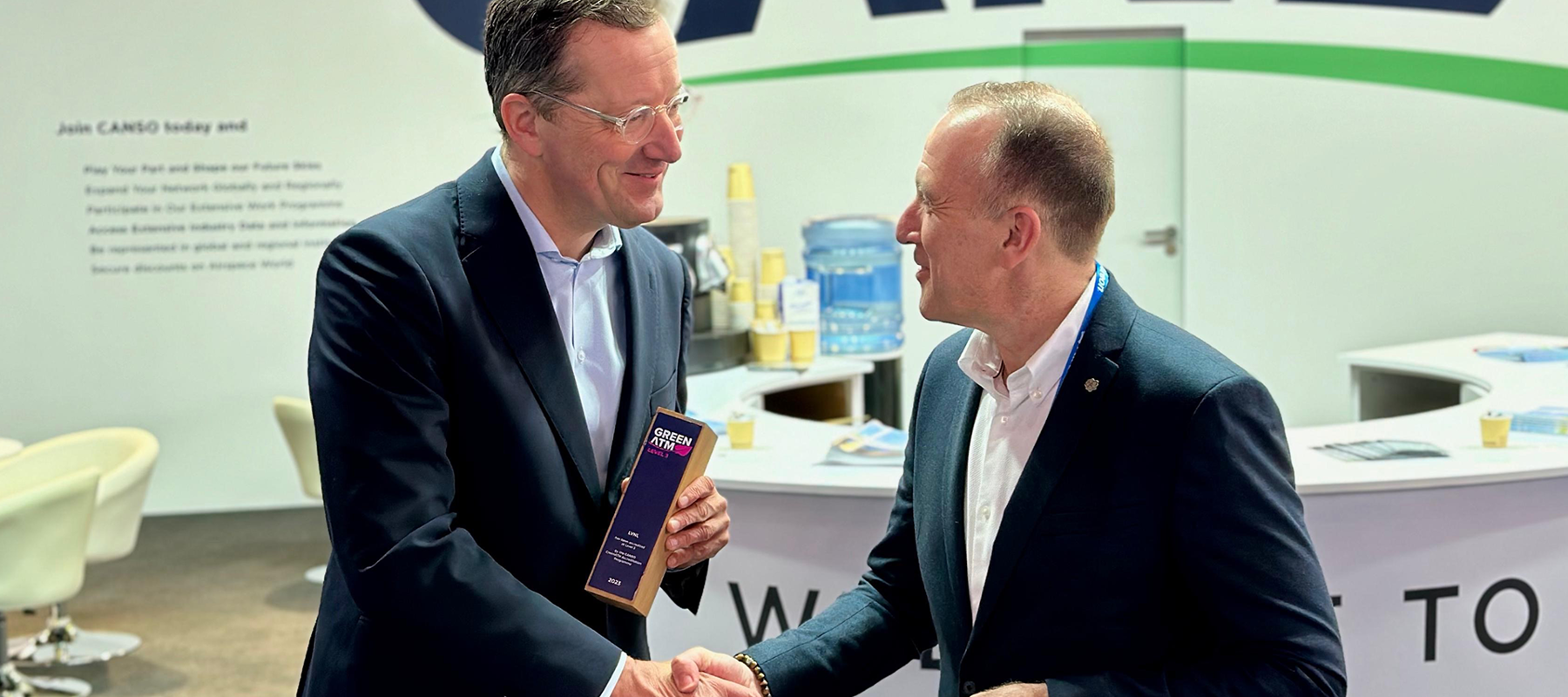 At Airspace World in Geneva, Michiel van Dorst, CEO of Air Traffic Control the Netherlands (LVNL), received a significant acknowledgment for all efforts in the field of sustainability. 